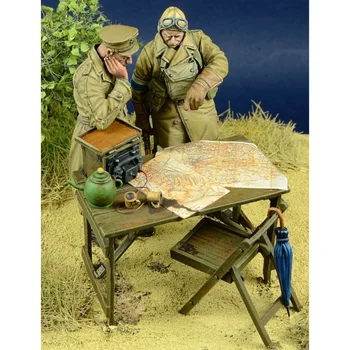 Molded под натиска на смола в мащаб 1/35 Два войник от Втората световна война (включително маса) Модел от смола Сиво модел неокрашенная